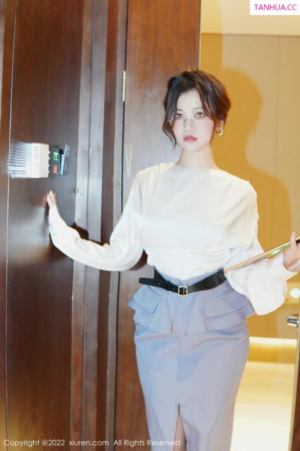   [XiuRen]高清写真图 2022.12.22 No.6028 奈奈子 新人美腿第2张图片